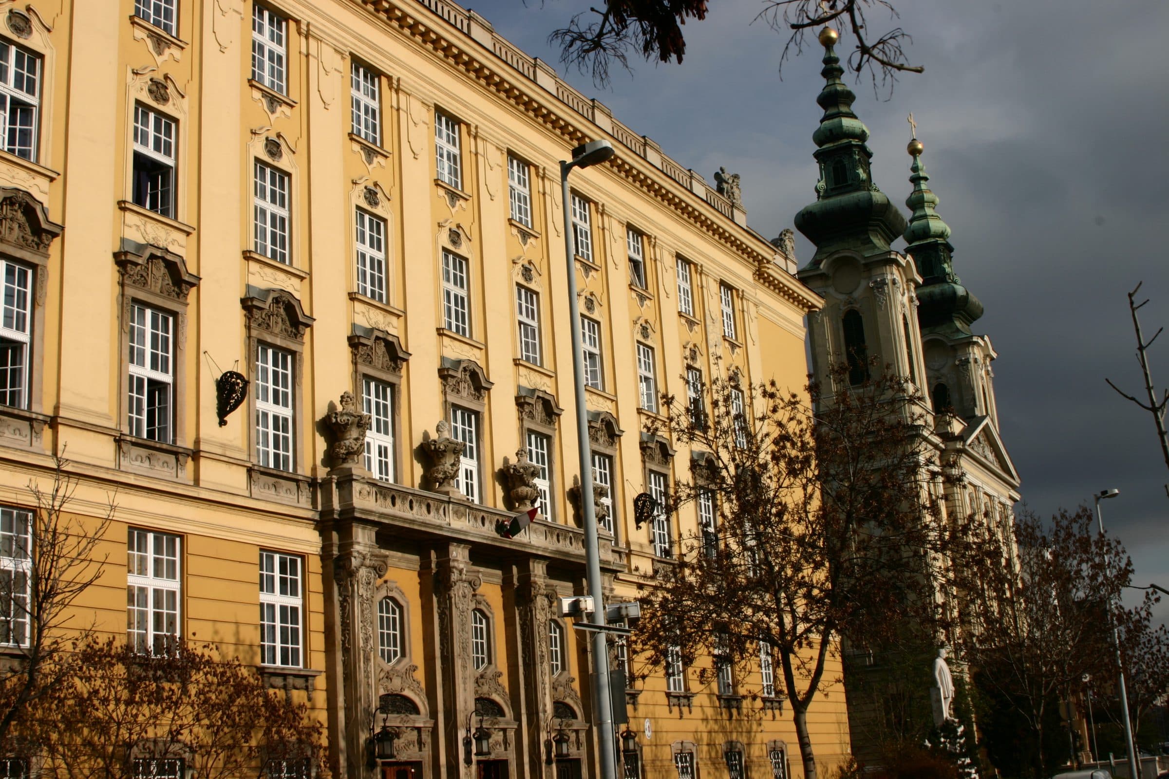A gimnázium homlokzata a templom tornyaival