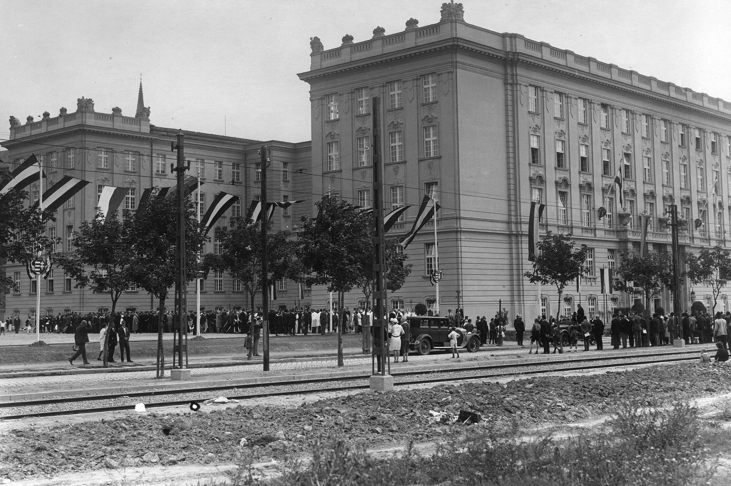 Az iskola épülete az átadás idején, korabeli felvételen