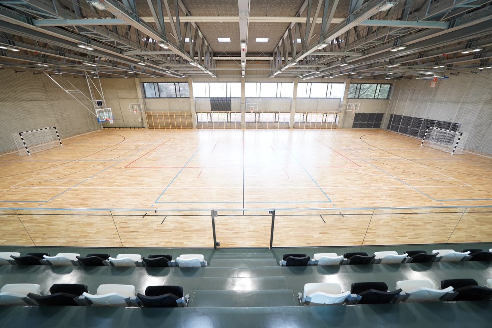 Emeleti sportpálya a sportcsarnokban