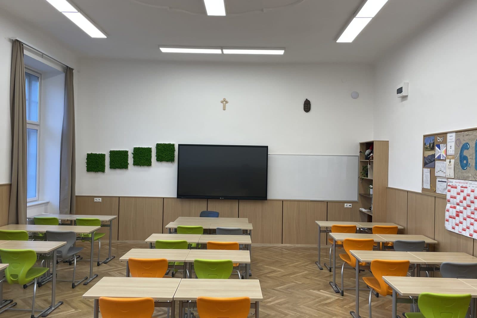 Megújult tanterem interaktív kijelzővel és csoportasztalokkal