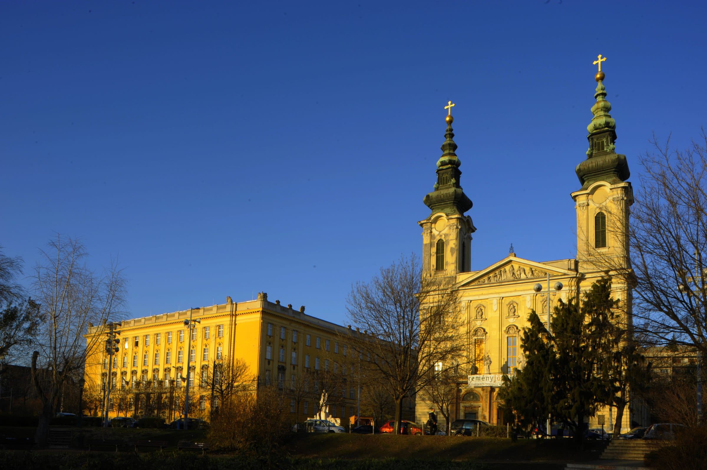 Budai Ciszterci Szent Imre Gimnázium — A főépület és a Szent Imre-templom naplementében