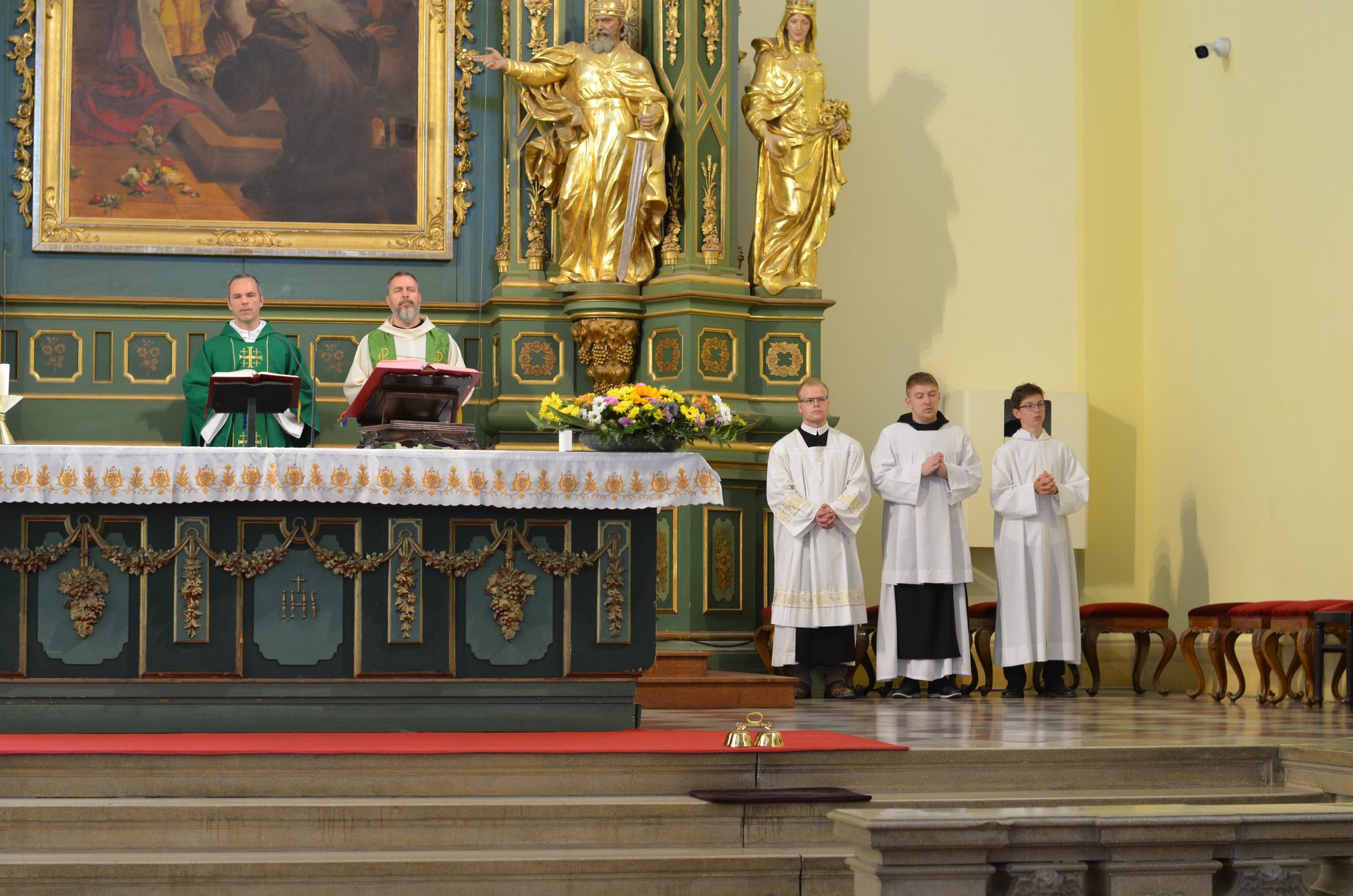 A Te Deum szentmise az oltárnál