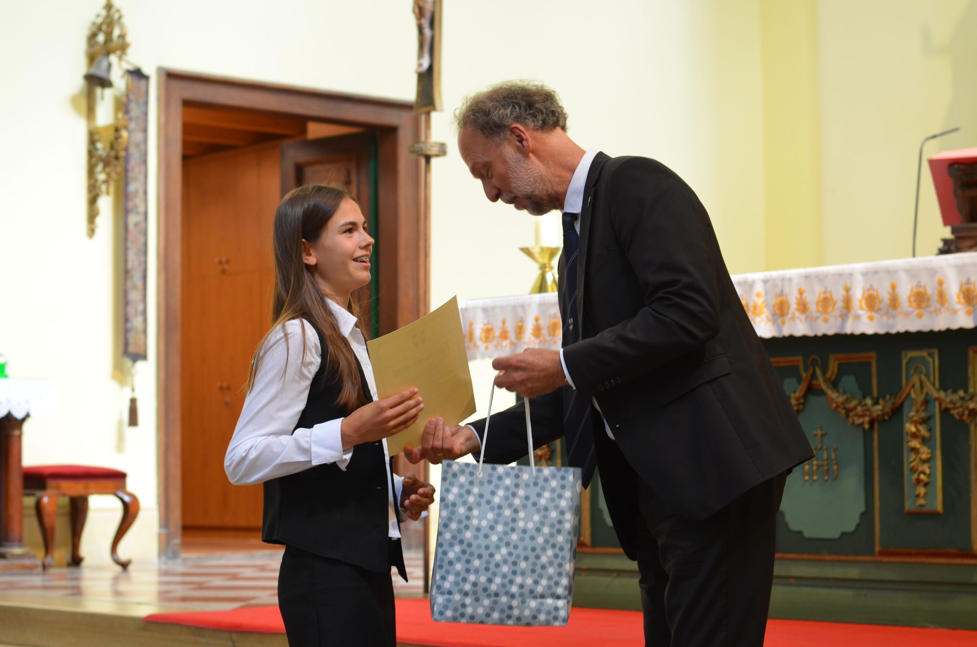 Egy díjazott diák átveszi az elismerést